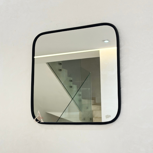 Square mirror in black brass