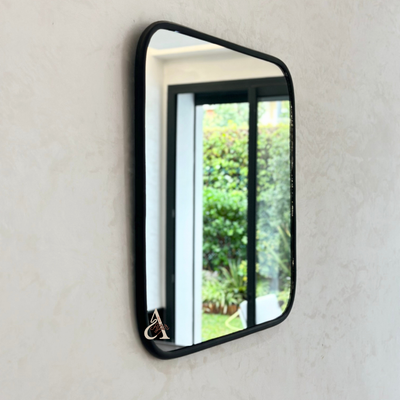 Square mirror in black brass