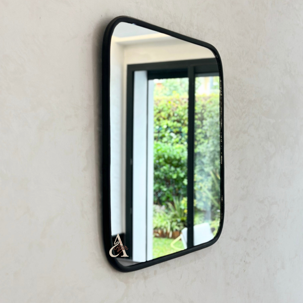 Square mirror in black brass