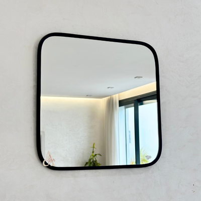 Square mirror in black brass