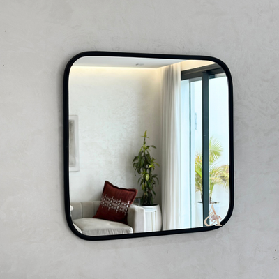 Square mirror in black brass