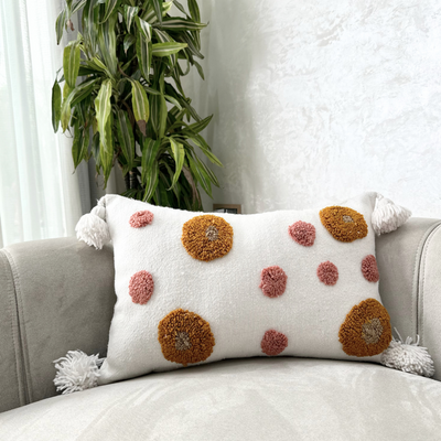 Housse de Coussin artisanale à pompons blanc à pois moutarde et rose 50cmx40cm