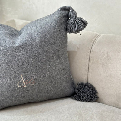 Housse de Coussin à pompons 50cmx50cm Gris foncé - Ajbir