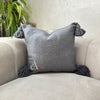 Housse de Coussin à pompons 50cmx50cm Gris foncé - Ajbir