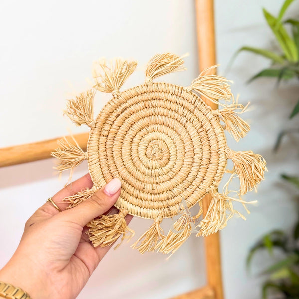 Natural raffia saucer with pompoms