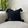 Housse de coussin à pompons 50cmx50cm noir