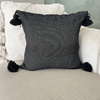 Housse de coussin à pompons 50cmx50cm noir et blanc - Ajbir