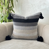 Housse de coussin à pompons 50cmx50cm taupe gris et noir