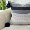 Housse de coussin à pompons 50cmx50cm taupe gris et noir