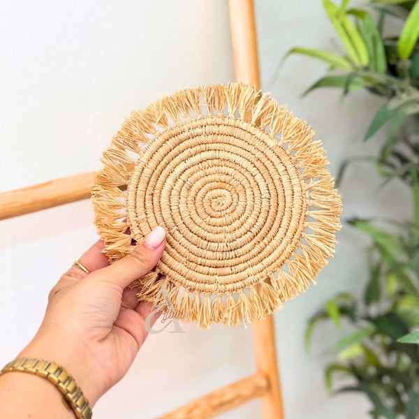 Izra natural raffia saucer with fringes