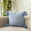 Housse coussin à pompons 45cmx50cm bleu ciel