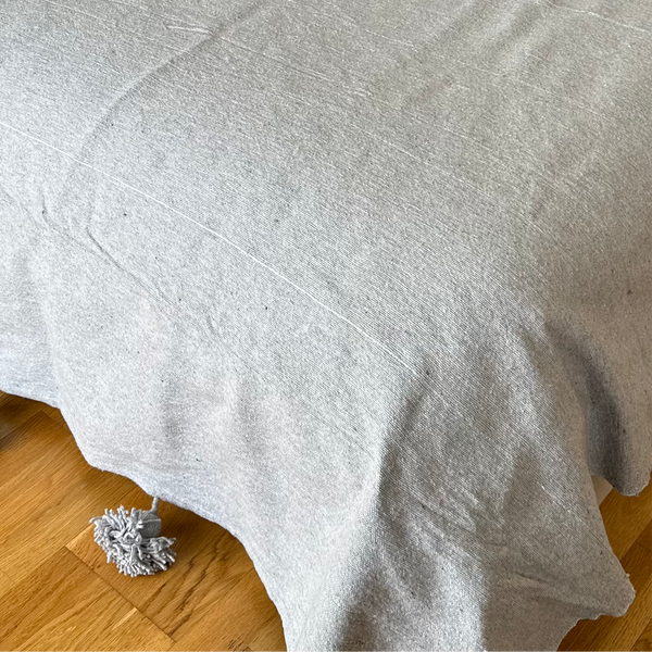 Plaid à pompon gris à liseré argenté 2,80m x 2,00m - Ajbir