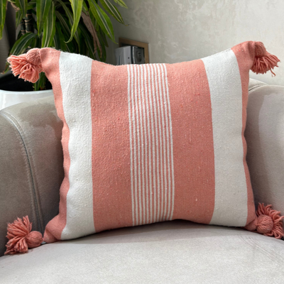 Housse de coussin artisanale à pompons 50cmx50cm saumon rayé vertical