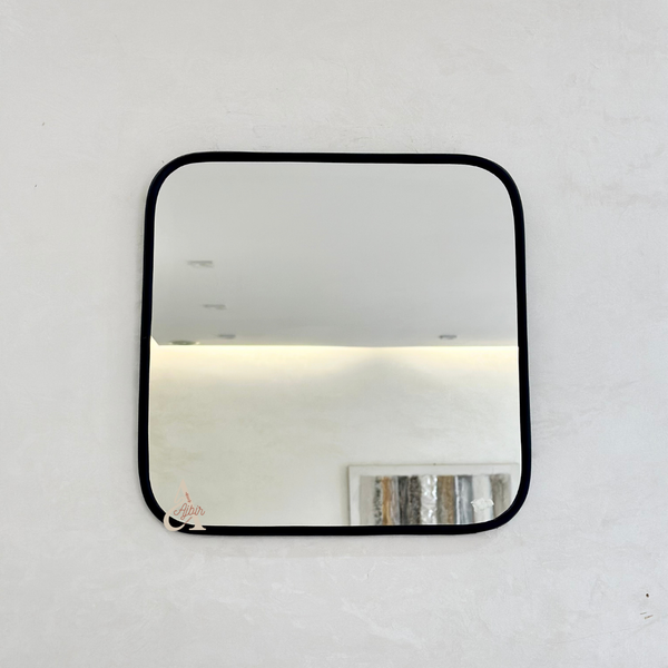 Square mirror in black brass