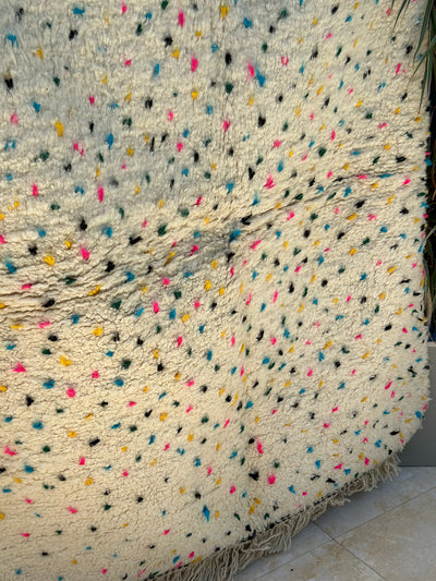 Tapis Beni Ouarain crème à petits points colorés- 130cm / 150cm - Ajbir