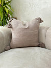 Housse de coussin à pompons 50cmx50cm taupe à liseré argenté