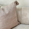 Housse de coussin à pompons 50cmx50cm taupe à liseré argenté